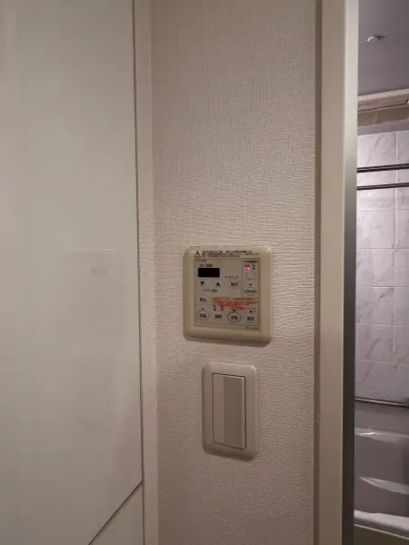 浴室乾燥機はリモコンで手軽に操作できます。雨の日や夜間でも、洗濯物を乾かすことができます。