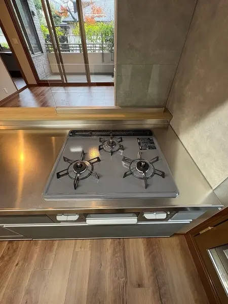 コンロは3口あるため、同時に複数品を調理できます。