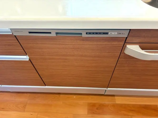 IHクッキングヒーター仕様のフラットなキッチンはお手入れも簡単。食器洗乾燥機も搭載されています。