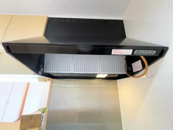 三口コンロ搭載の対面式システムキッチンです。ご家族との会話を楽しみながらお料理していただけます。