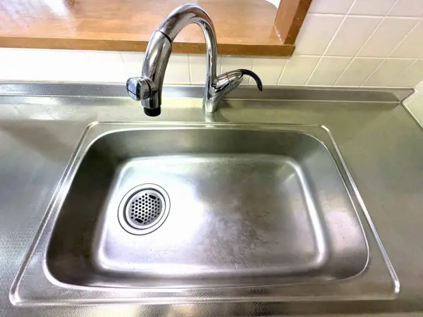 3口ガスコンロ＋魚焼きグリル付きのシステムキッチンです。同時に複数の調理が進められます。