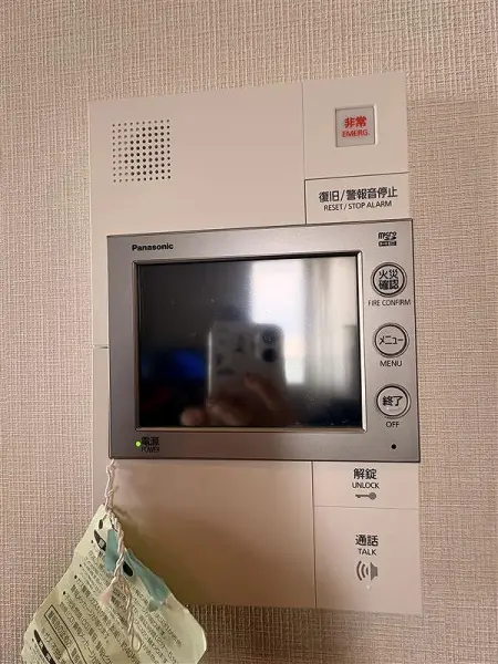 モニター付きインターフォンです。モニターで来客の確認できます。オートロック解除などできます。
