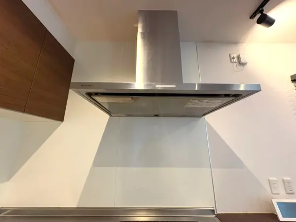 動線が短く手早く作業できる、食器洗い乾燥機・三口コンロ搭載のL字システムキッチンです。