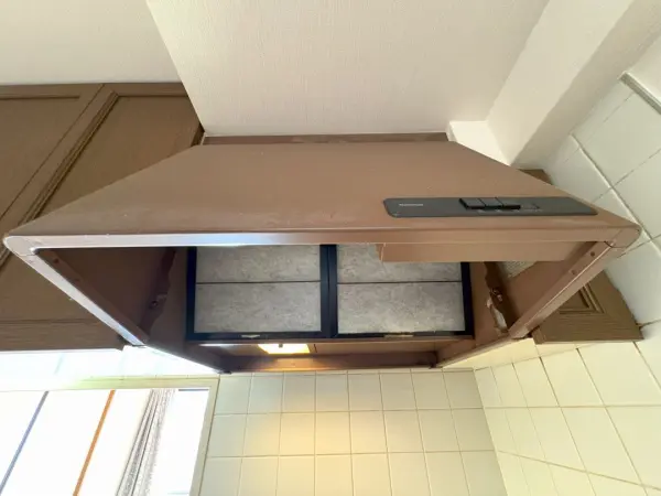 三口コンロ搭載のシステムキッチンです。対面式キッチンで調理中もご家族とコミュニケーションが取れます。