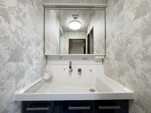 身支度がしやすい、3面鏡付きの洗面化粧台が設置されています。鏡裏・ボウル下に収納があります。