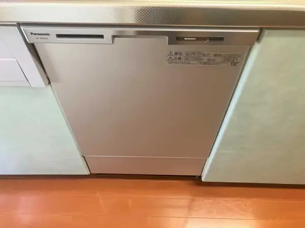 食器洗乾燥機、IHクッキングヒーター搭載のフラットなシステムキッチンはお手入れも簡単です。