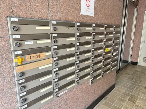 エントランス内に、各住戸専用のメールボックスが設置されています。