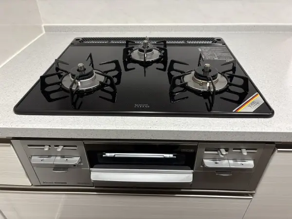 コンロは3口あるため、同時に複数の調理が可能です。