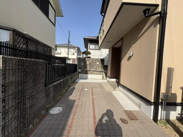 フラット設計の駐車スペースで、ベビーカーや自転車の出入りもスムーズに行えます。