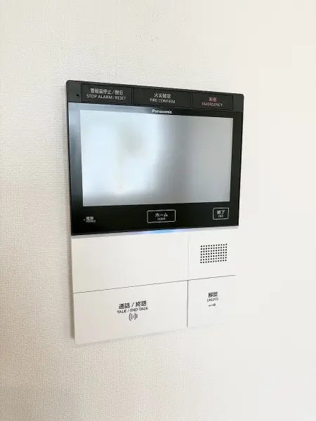 来訪者の顔をモニターで確認してから応対できます。