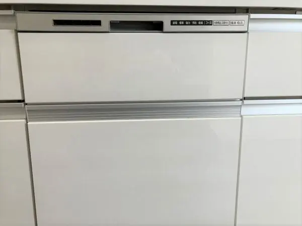 手にやさしい、後片付けおまかせの食器洗浄機です。ご家族みんなで食後のだんらんを楽しんでいただけます。