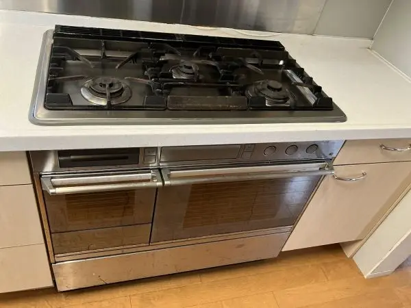 キッチンの３口コンロです。自然の風を取り入れながらお料理が出来ます。三口コンロでお料理がはかどります