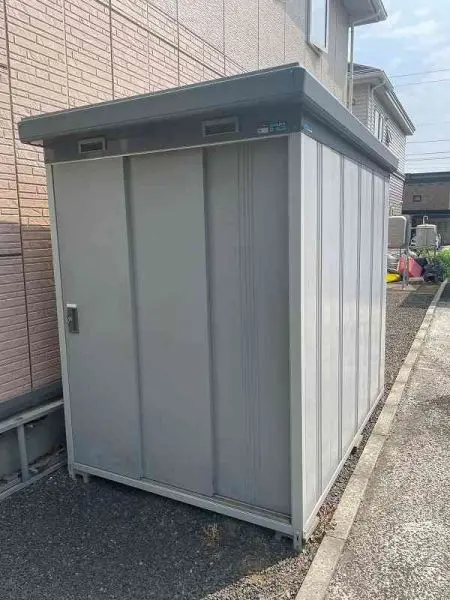 屋外に物置があります。