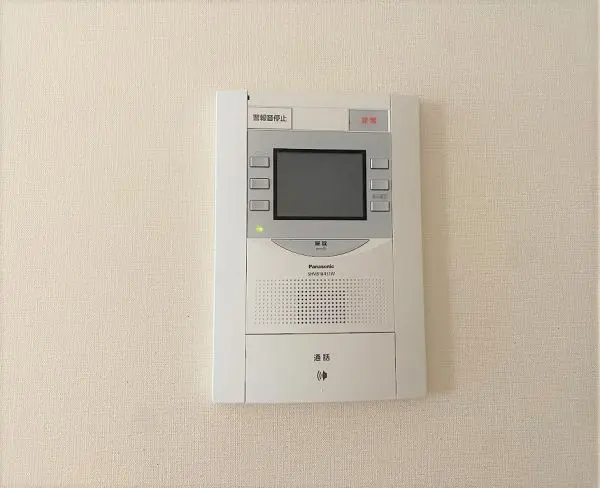 室内にTVモニター付きインターホンが設置されているため来訪者を映像と音声で確認してから対応が可能です