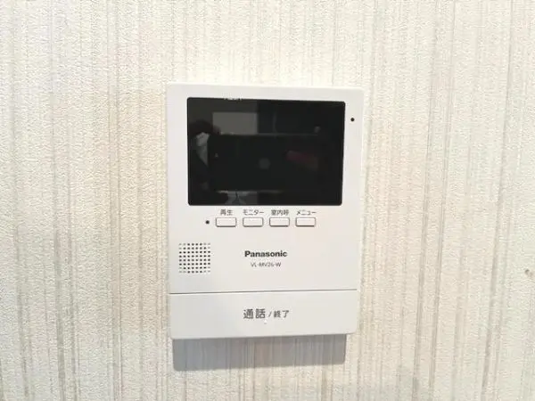 直接応対する前に来客者を確認できるモニター付インターホンが設置されています。