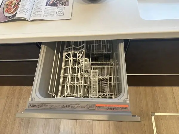 食器洗浄機です。食後の片づけがスムーズです。空いた時間を、趣味の時間に使えますね。