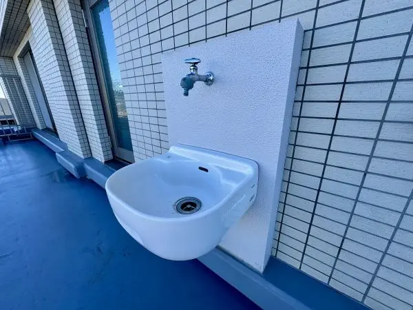 バルコニーに設置されたスロップシンク。ペットの足洗いや靴の泥落としなど、さまざまなシーンで役立ちそう