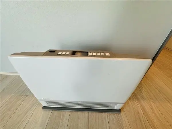 ファンコンベクターです。
リビングにつけることができ、夏など使わないときは収納することができます。