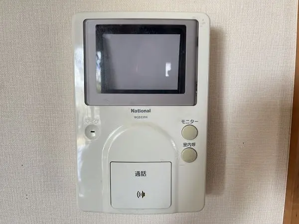 TVモニターで来訪者の顔をモニターで確認してから、安心して応対することができます。