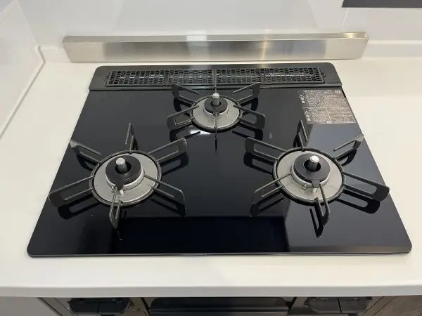 複数同時調理が可能な３口のガスコンロが備わっております。お料理のレパートリーも増えそうです。