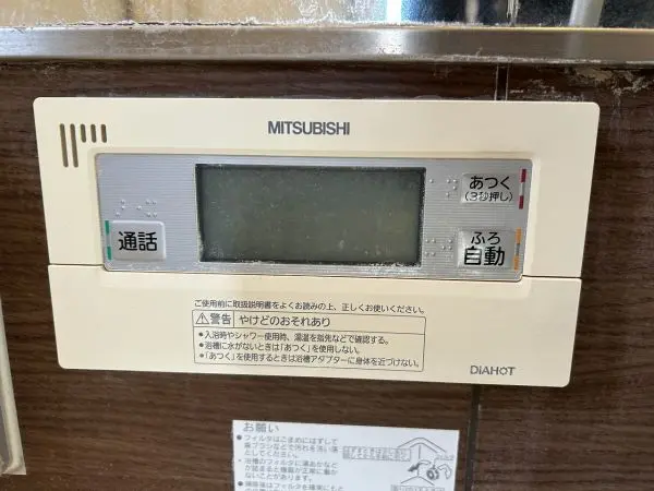 給湯器リモコンです。ボタンひとつで自動湯張りが可能なため、作業や家事の合間に気軽に入浴準備ができます