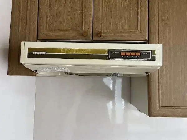 キッチン上部にある換気扇の写真です。ささいなことでもお気軽にお問い合わせください。