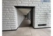エントランス内の連絡通路。近隣マンションや居住者専用のプライベートバルコニーへの出入りも可。