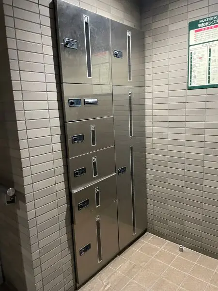 ロビー内には宅配ボックスがあり、留守中も郵便物の受け取りが可能です。