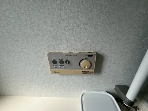 冬でも冷たい便座に座ることなく、便座の温度を一定に保てる温水洗浄便座付きです。