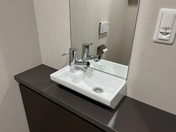 トイレに設置している手洗い場の写真です。温水洗浄便座付で快適にご利用いただけます。