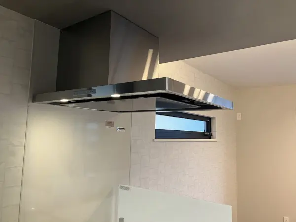 レンジフードは圧迫感の少ないすっきりとした形状です。