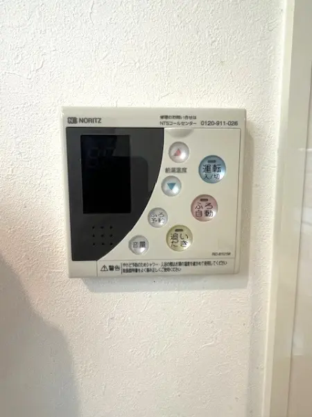 キッチンにある浴室用コントローラーです。キッチンからお湯はりができますので、手間が省けます。
