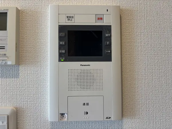モニター付きインターホンです。来客を室内で確認でき、安心です。わざわざ玄関に行く手間も省けます。