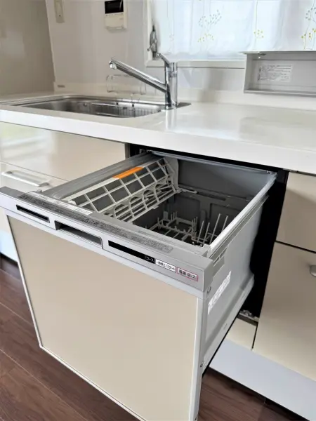 キッチンに食器洗乾燥機が備わっており、家事負担を軽減してくれます
