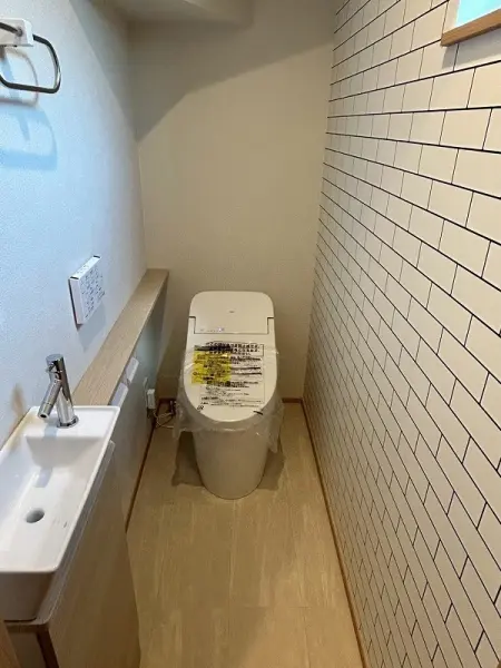 ２階トイレです。清潔感あふれる温水洗浄便座は、快適なトイレ時間をサポートします。