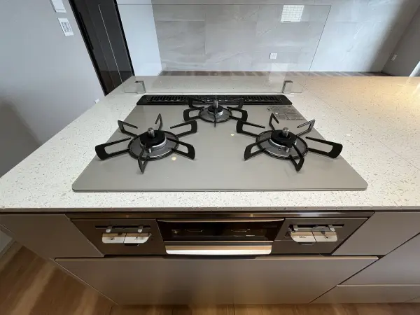 キッチンは、同時調理で時短の叶う3口コンロを採用しております。ご質問等お気軽にお問い合わせください。