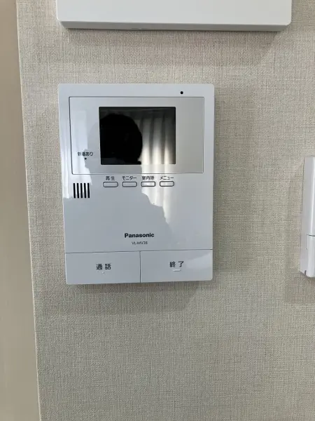 TVモニターで、来訪者の顔を確認してから応対可。非対面での荷物の受け取りを希望する際も活用できます。