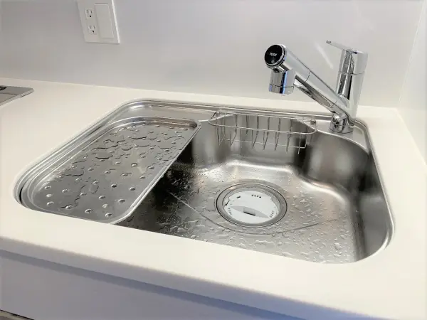 キッチンにはディスポーザー・浄水器内蔵水栓が設置されています