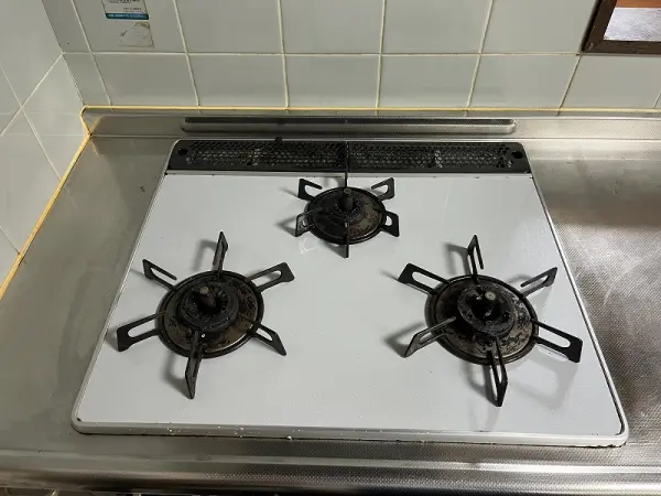 キッチンにある３口コンロです。お料理好きには嬉しい強い火力の使える3口ガスコンロ仕様です。