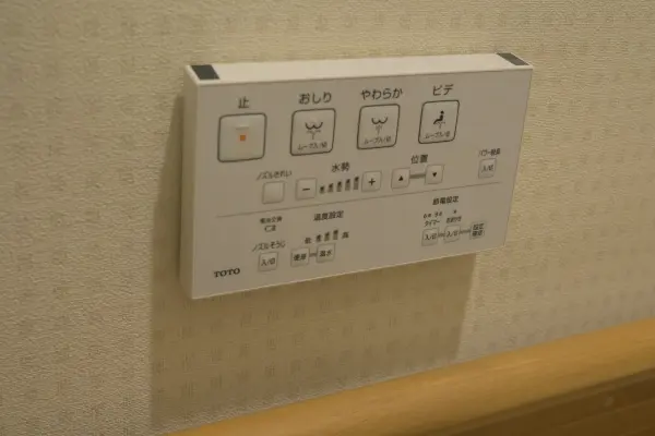 リモコンは、座りながら姿勢を変えずに操作が可能な、壁付けタイプが採用されています。