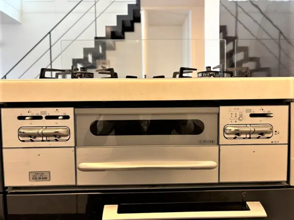 3口ガスコンロ＋魚焼きグリル付き。同時に複数の調理が進められます。