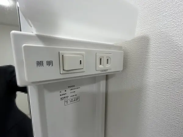 洗面台鏡横に電気スイッチがあります
その横にはコンセントもついています