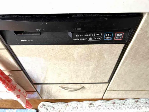 ３口コンロ、食器洗い乾燥機が備わった、使い勝手の良い対面式システムキッチンです。