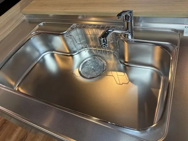キッチンシンクは大きなフライパンなども洗いやすい、ワイドタイプ。