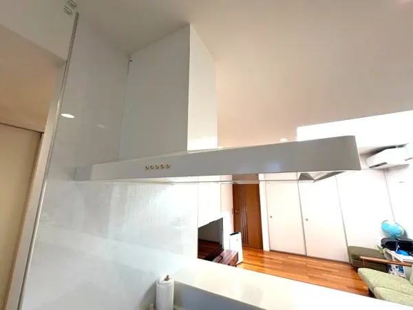 IHクッキングヒーター仕様のフラットなキッチンはお手入れも簡単。食器洗乾燥機も搭載されています。