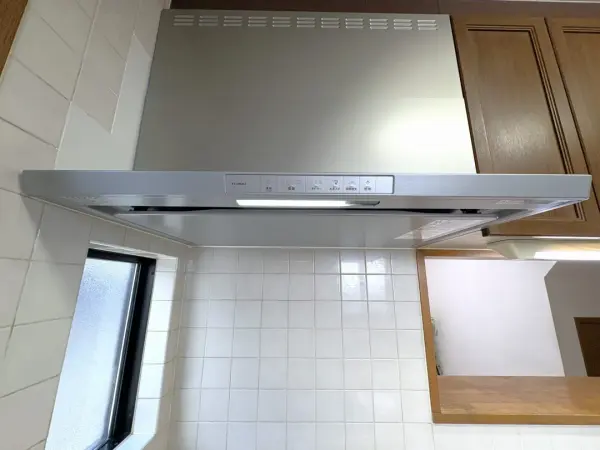 3口ガスコンロ＋魚焼きグリル付きのシステムキッチンです。同時に複数の調理が進められます。