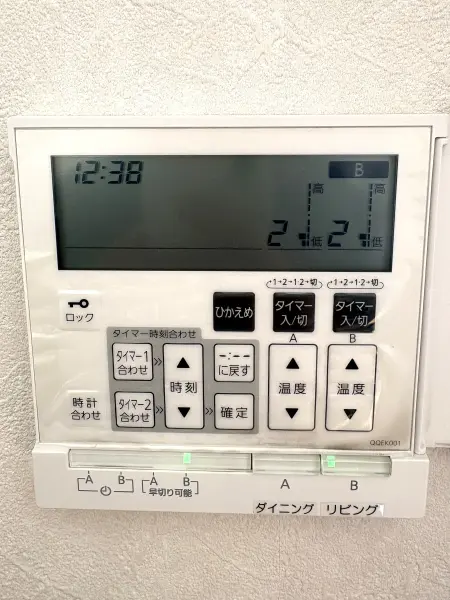 リビングダイニングに床暖房は、温度調節やタイマー設定もでき、無駄遣いすることなく使用できます。