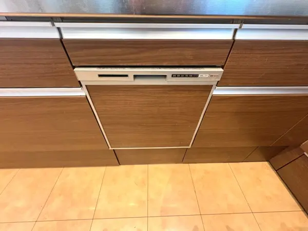 動線が短く手早く作業できる、食器洗い乾燥機・三口コンロ搭載のL字システムキッチンです。