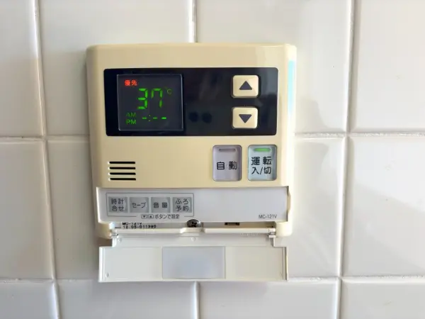 2006年10月に給湯器交換済みです。その他設備等に関してのご質問もお気軽にお問い合わせください。