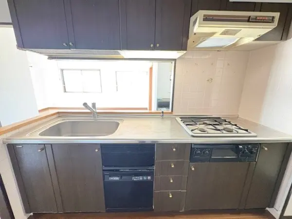 家事負担が軽減される食器洗乾燥機や、調理の際に助かる浄水器が搭載されています。